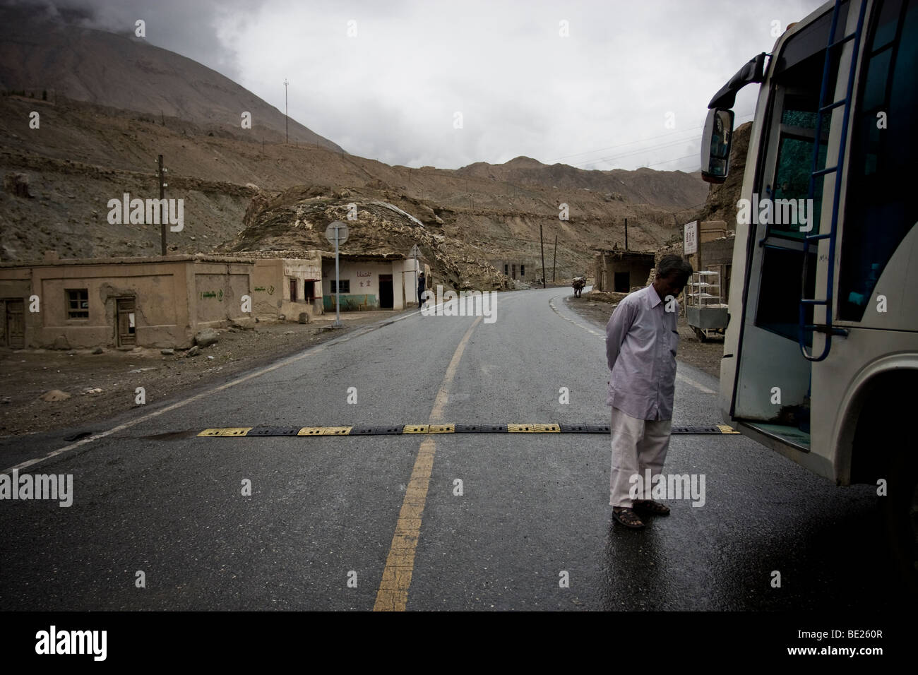 Passeggero su un pakistano NATCO Governo voce bus da Kashgar, la Cina a Islamabad, Pakistan sulla Karakoram Highway. Foto Stock