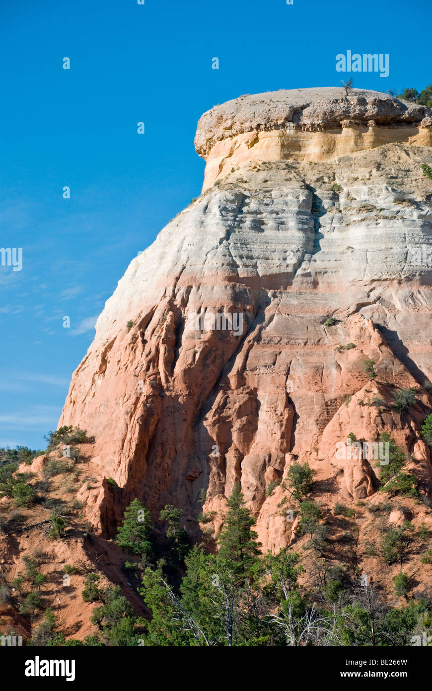 Bella geologica rocce rosse formano le pareti esterne di anfiteatro di eco nel New Mexico settentrionale. Foto Stock