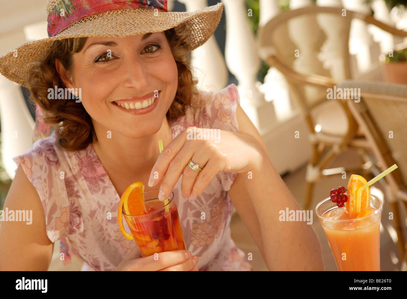 Donna sorridente con cocktail Foto Stock