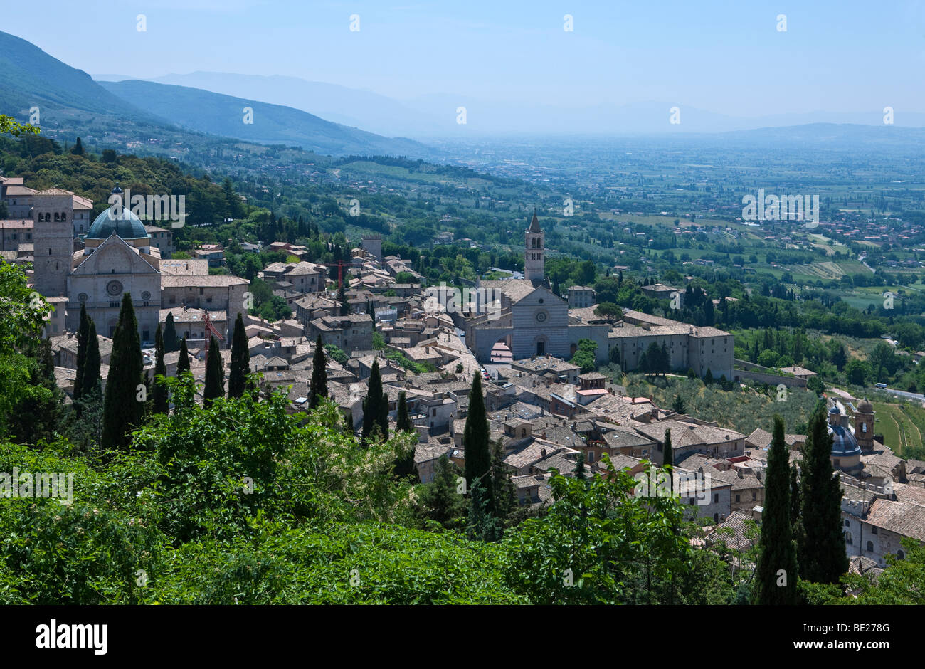 L'Italia,Umbria,Assisi,vista del paese dalla Rocca. Foto Stock