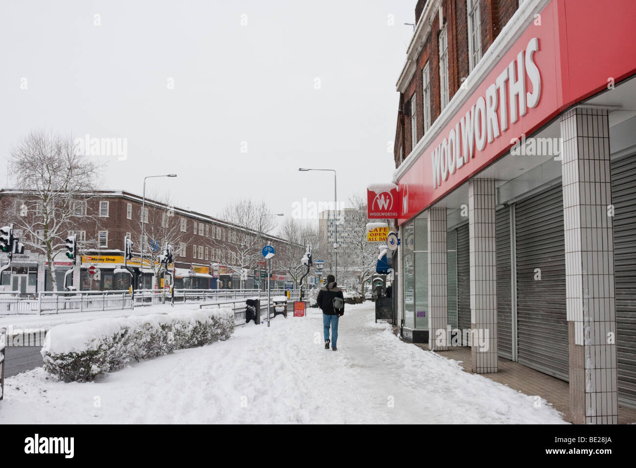 Coperte di neve fuori strada Woolworths filiale a Morden Surrey, a sud di Londra. Foto Stock