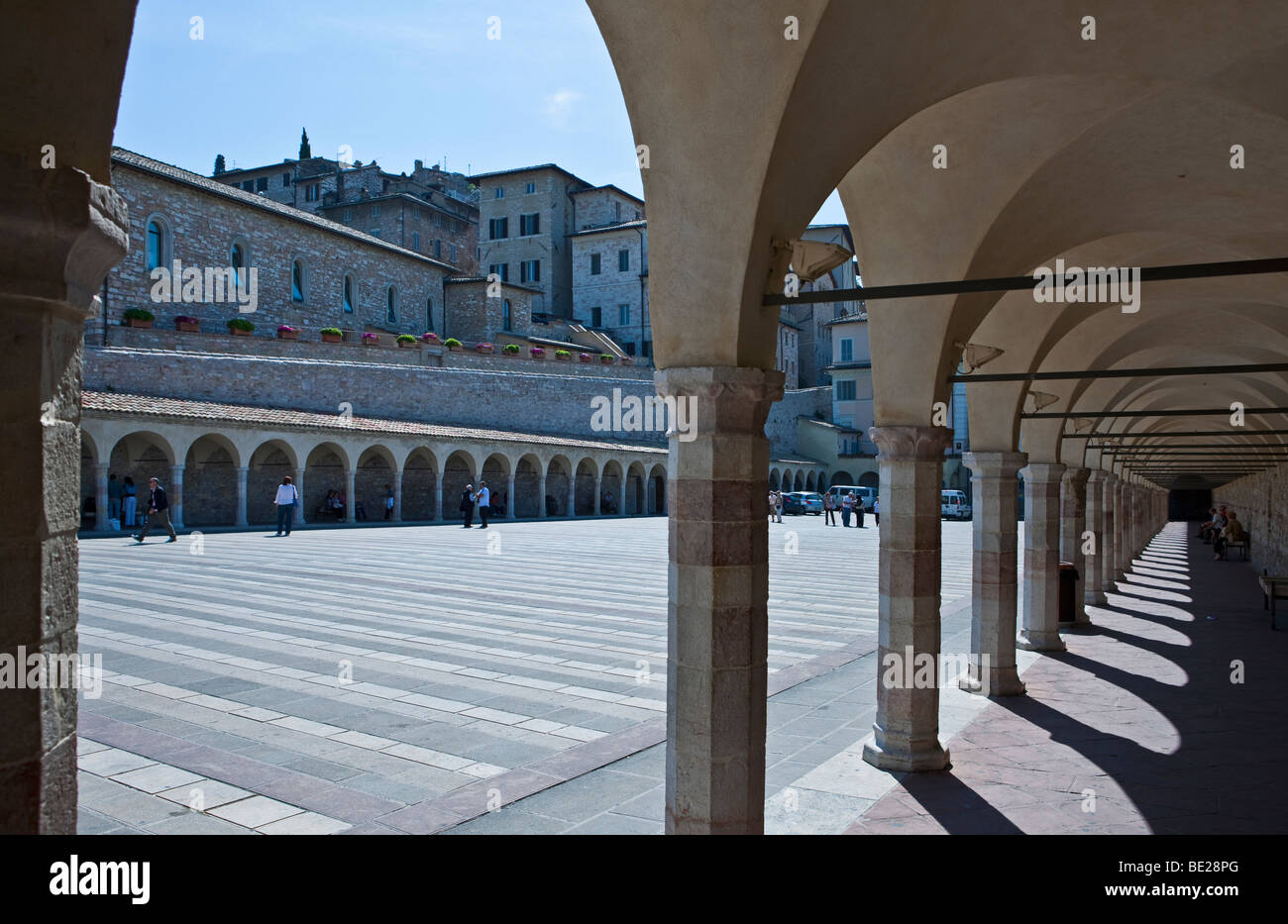 L'Italia,Umbria,Assisi,la basilica di S.Francesco chiostro Foto Stock