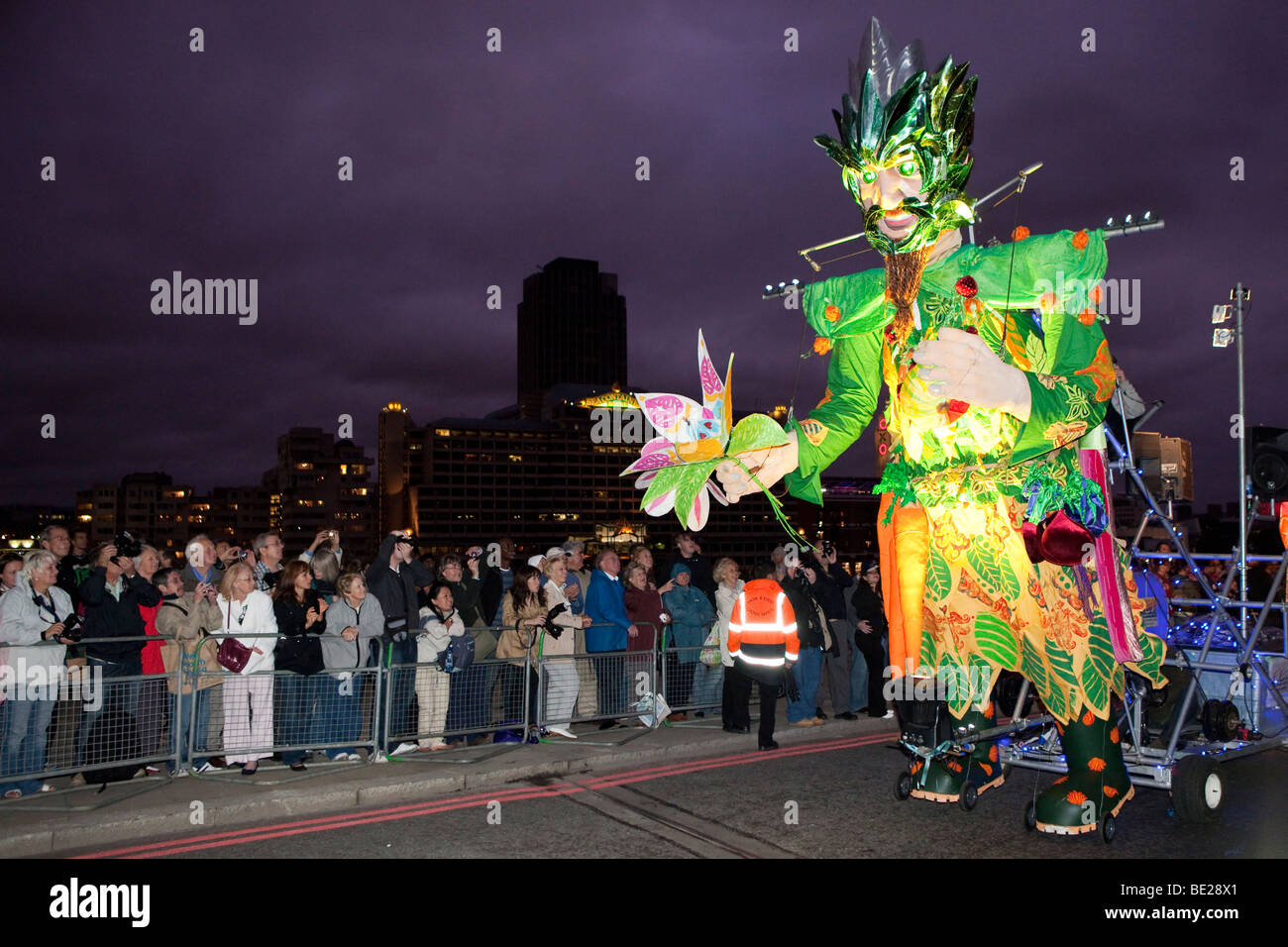Esecutori al Tamigi Festival notte sfilata di Carnevale nel centro di Londra, Regno Unito Foto Stock