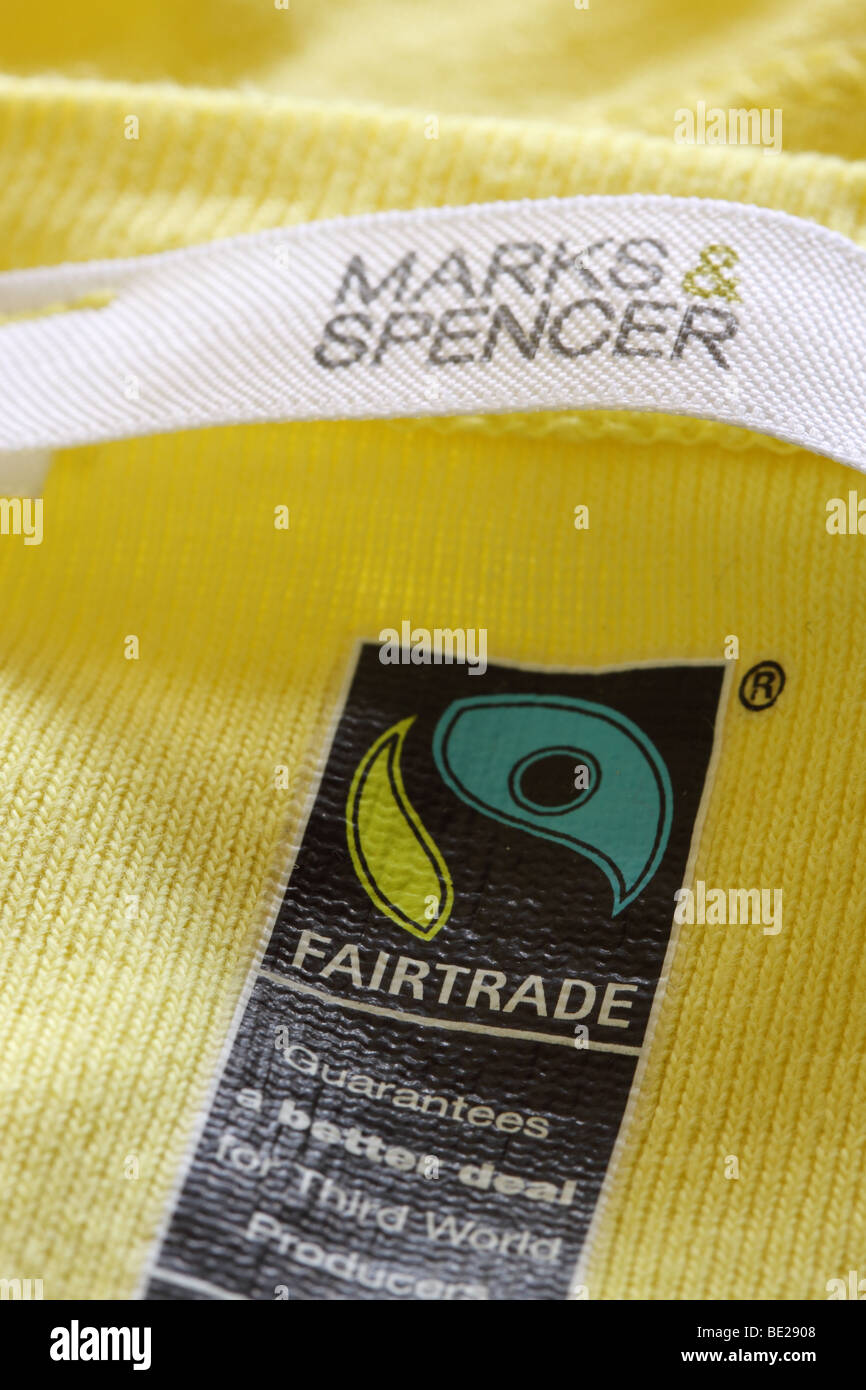 Il cotone Fairtrade prodotto cotone giallo T Shirt in vendita a Marks & Spencer Foto Stock