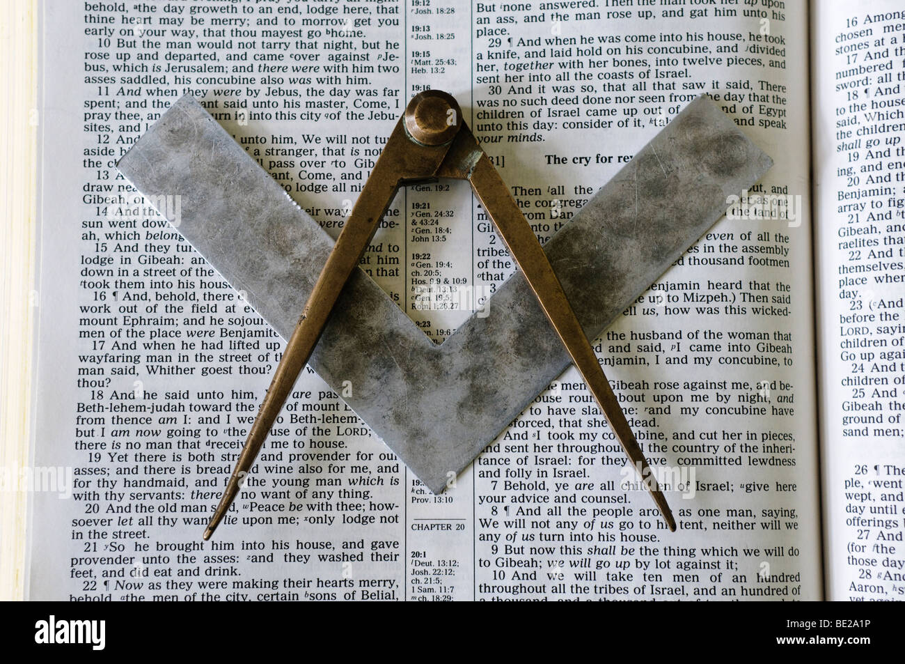 Simbolo massonico di un set square e coppia di bussole su una Bibbia aperta Foto Stock