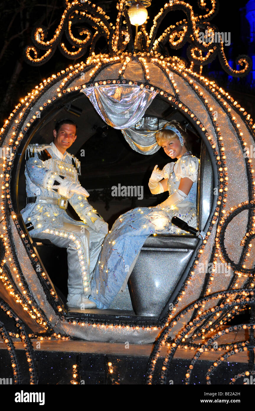 Sfilata di luci al WALT DISNEY WORLD - 11 aprile: Cinderella e il principe al Magic Kingdom Parata delle luci. Disney World in O Foto Stock