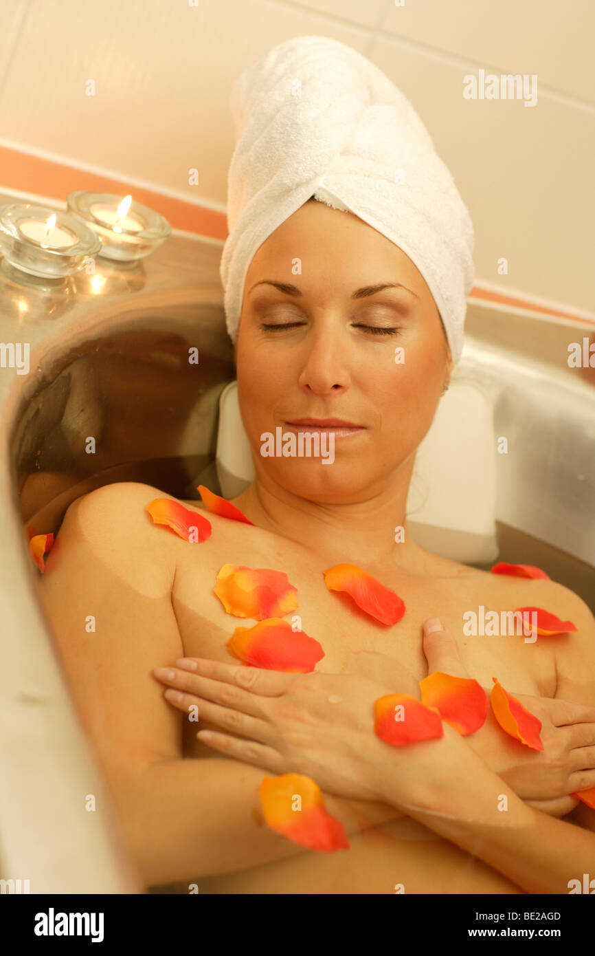 Donna rilassante in una vasca da bagno Foto Stock