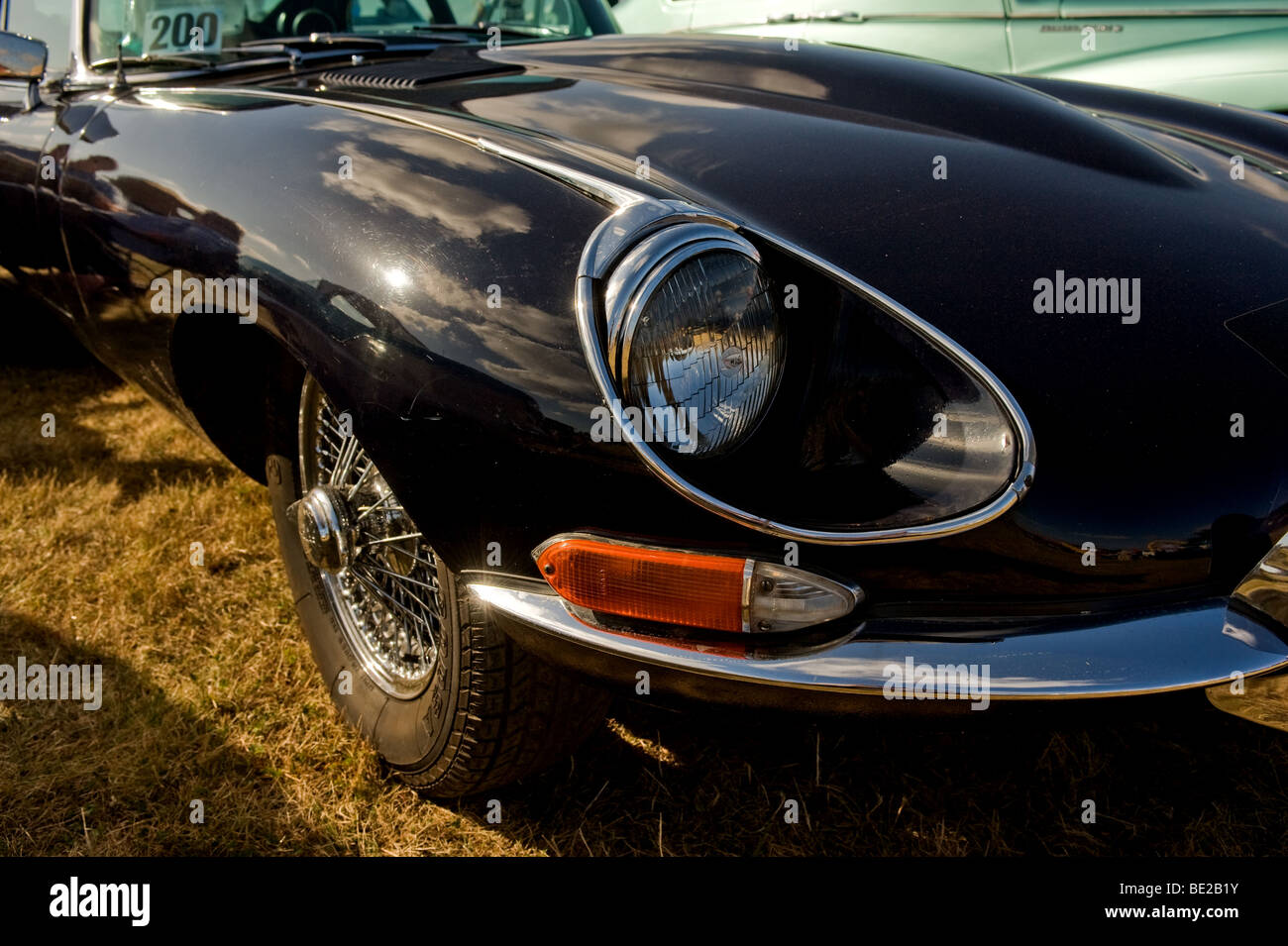 La parte anteriore di un 1968 Jaguar E-Type 4.2 automatica a 2+2 coupe su display in Essex County Show. Foto Stock