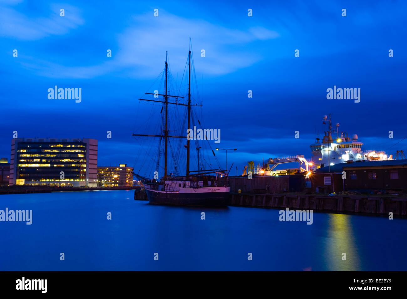 La Scozia, Edimburgo, Leith. Imbarcazione attraccata a Leith Harbour con l'oceano-terminal shopping mall sul lungomare di Leith. Foto Stock