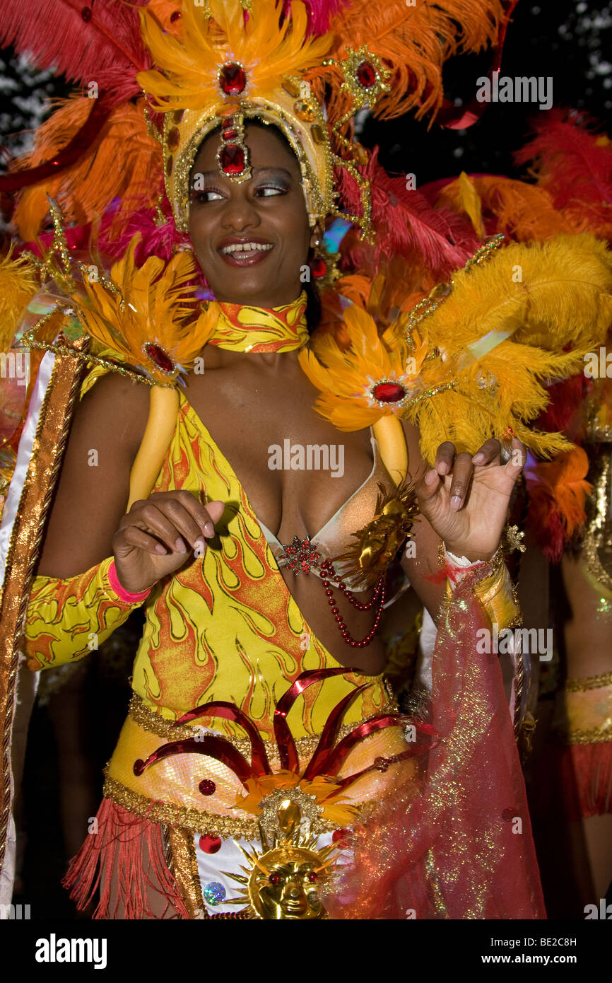 Brasil brasiliano costume peacock samba etnici ballerino Thames festival carnevale di notte Londra Inghilterra Regno Unito Europa Foto Stock