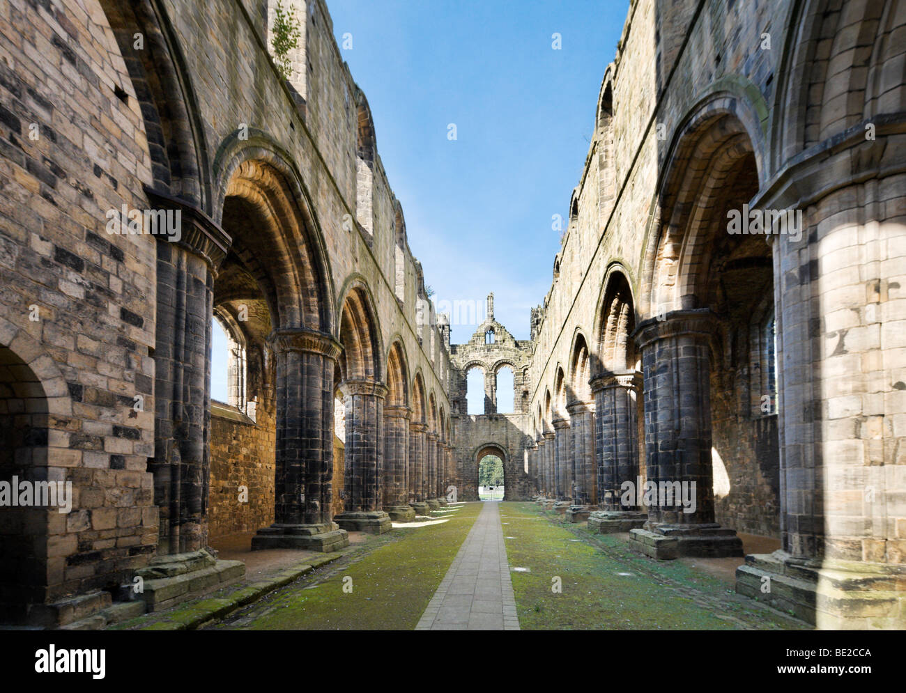 La navata centrale, Abbazia di Kirkstall, Leeds, West Yorkshire, Inghilterra Foto Stock