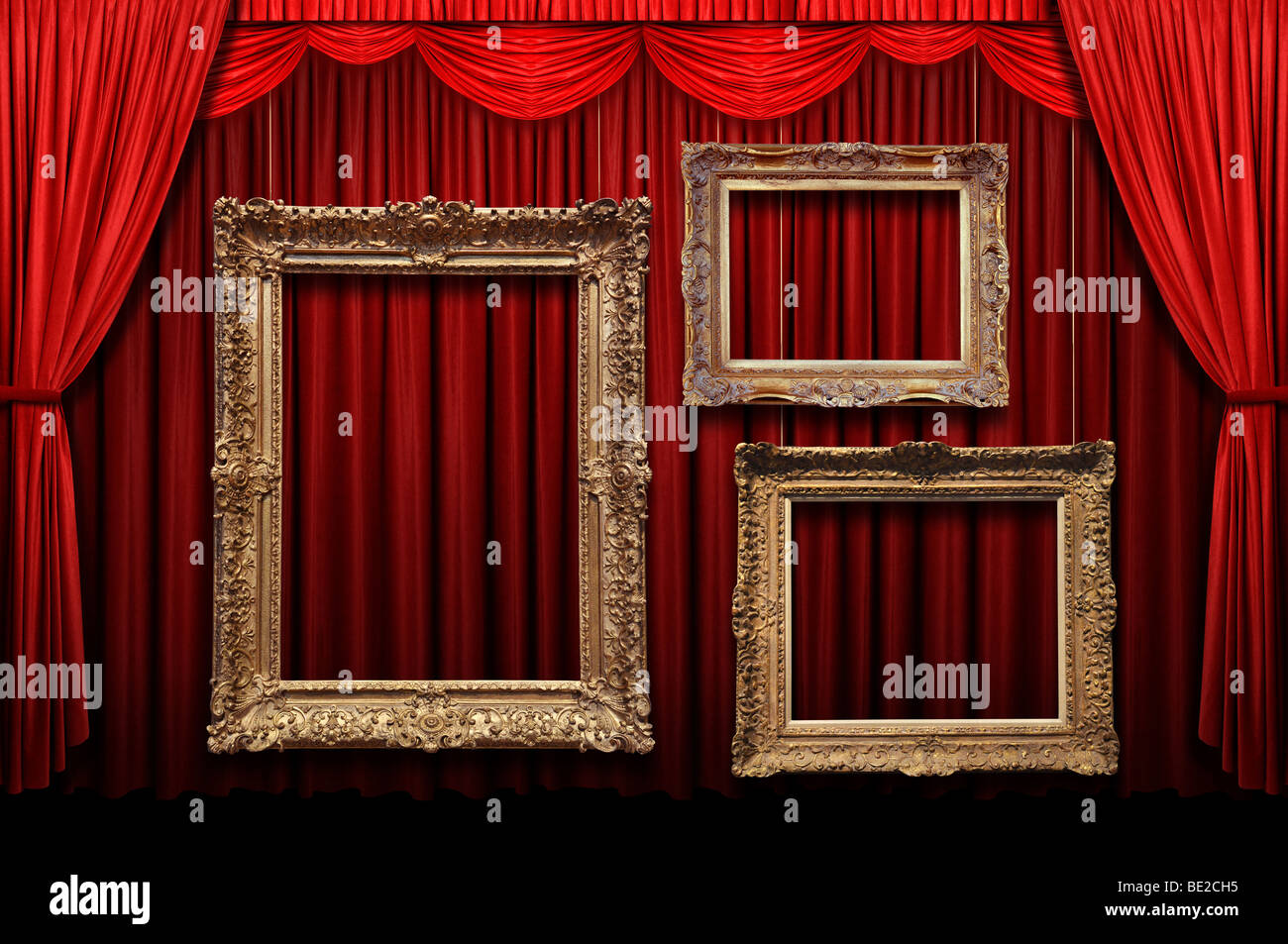 Red sipario di un palcoscenico con cornici in oro Foto Stock