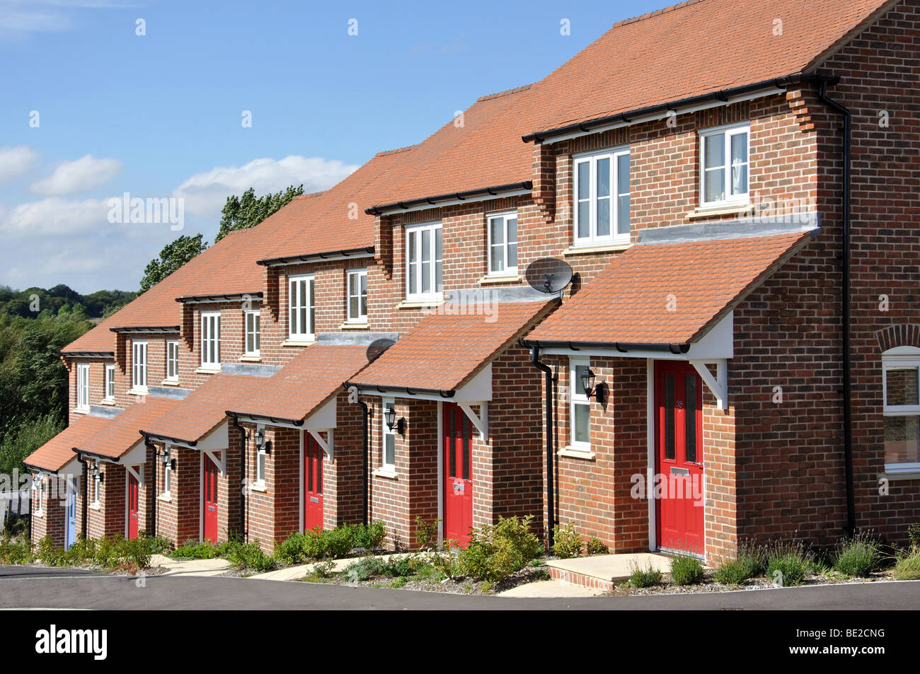 Fila di cottages, Overton Hill Station Wagon di alloggiamento, Overton, Hampshire, Inghilterra, Regno Unito Foto Stock