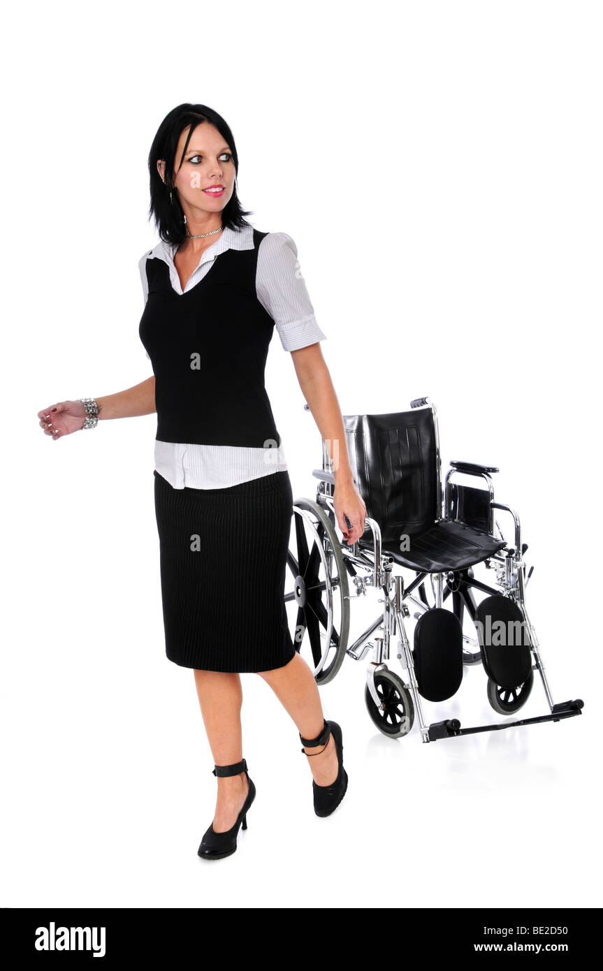 Giovane donna a piedi dalla sedia a rotelle isolate su uno sfondo bianco Foto Stock