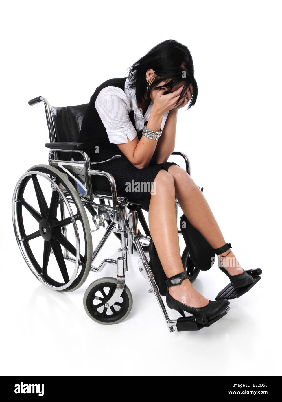 Giovane donna che piange seduto su una sedia a rotelle Foto stock - Alamy