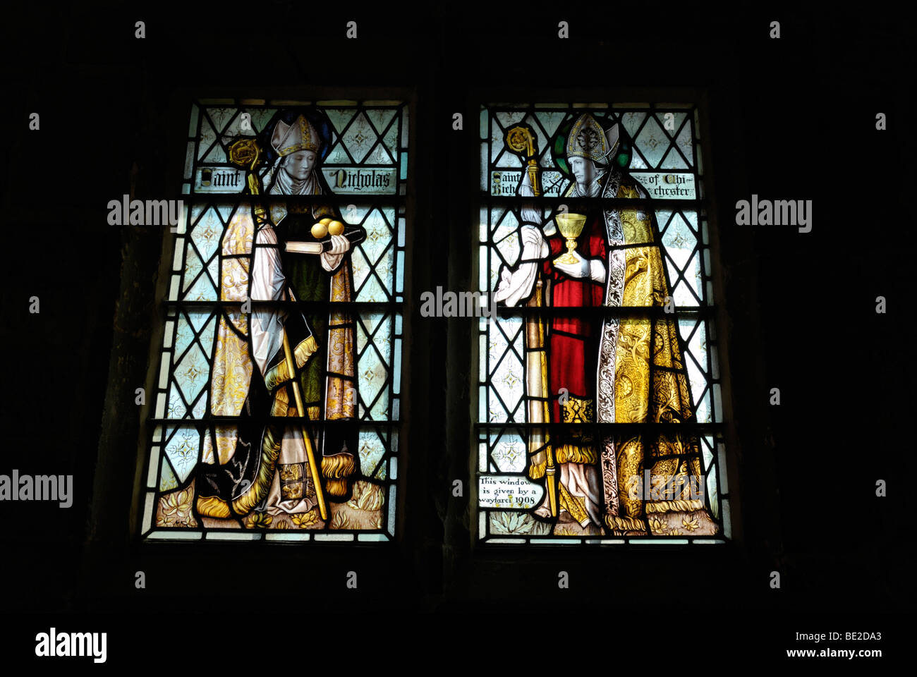 Le finestre di vetro macchiate mostrando i vescovi nel chiostro della Cattedrale di Chichester, Sussex, England, Regno Unito Foto Stock