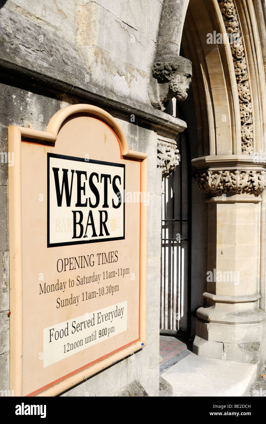 Occidenti Bar in un convertito chiesa edificio in West Street, Chichester, Sussex, Inghilterra Foto Stock