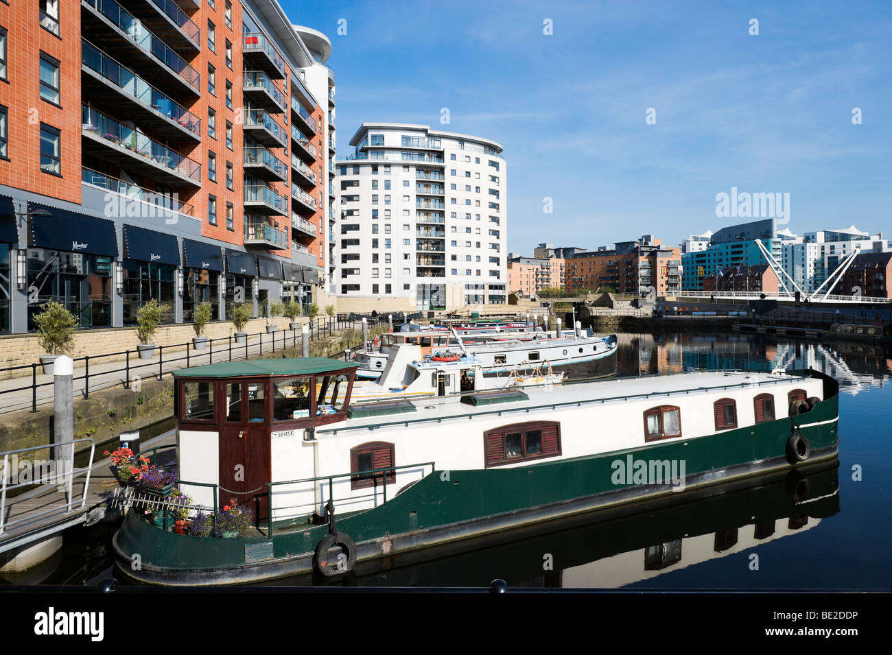 Case galleggianti e moderni appartamenti sul fiume Aire nel ristrutturato area di Clarence Dock, Leeds, West Yorkshire, Inghilterra Foto Stock