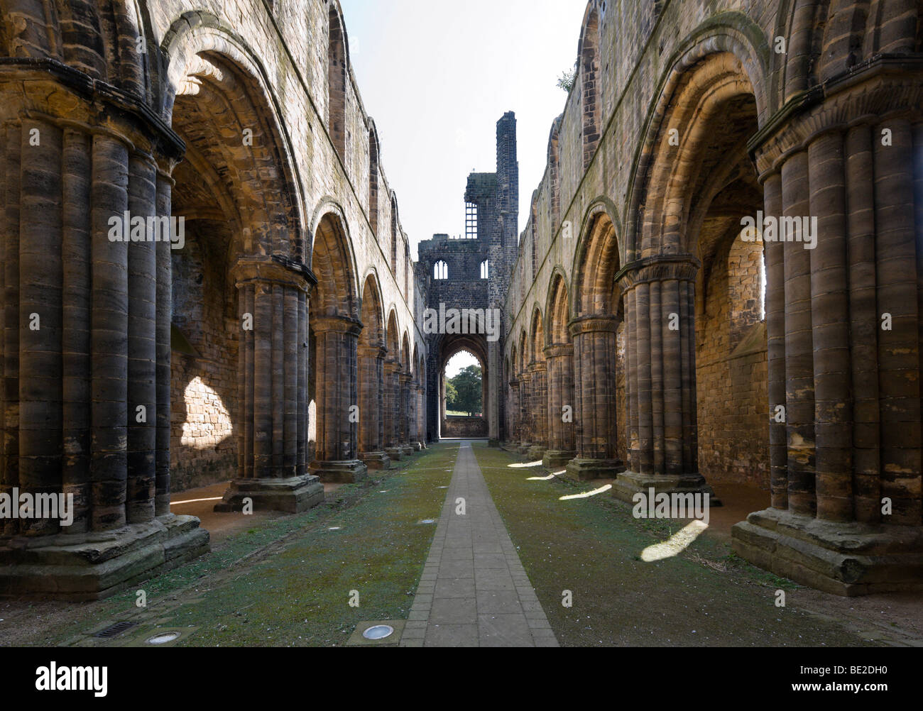 La navata centrale, Abbazia di Kirkstall, Leeds, West Yorkshire, Inghilterra Foto Stock