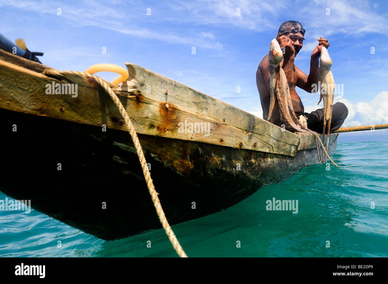 Pescatore con piroga, immersioni subacquee per il polpo, presi in Samoa, Foto Stock