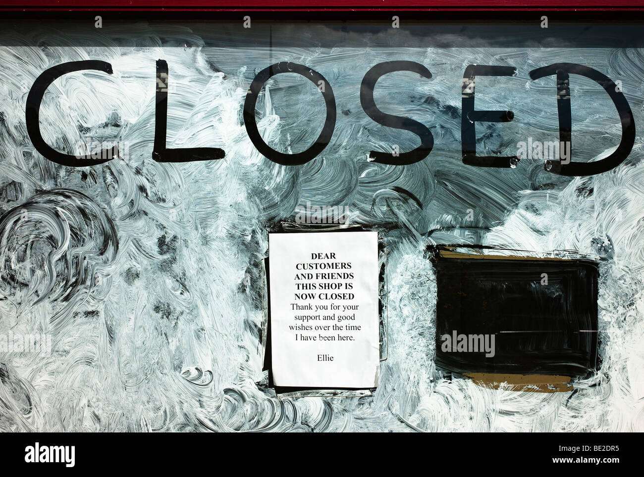 Segno di chiusura nella finestra del negozio ha cessato la sua attività Foto Stock
