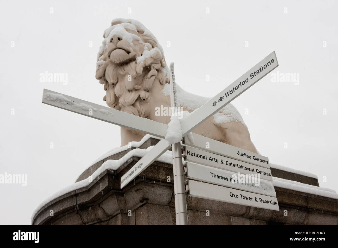 London South Bank Lion e le indicazioni sotto la neve in inverno 2009 Foto Stock