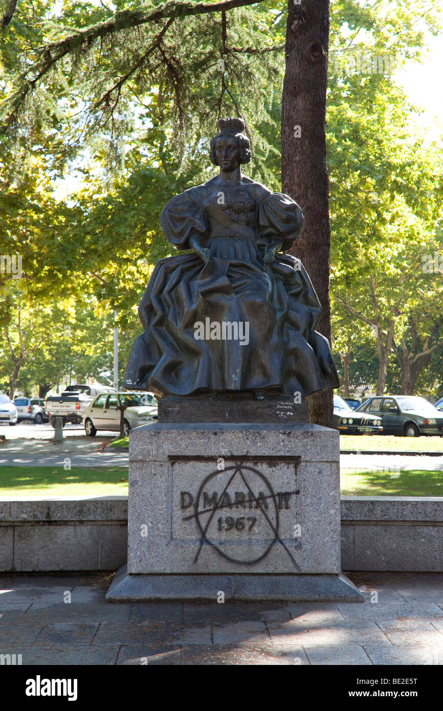 Regina Dona Maria II statua in Regina Dona Maria II Square. Vila Nova de Famalicão, Distretto di Braga, Portogallo Foto Stock