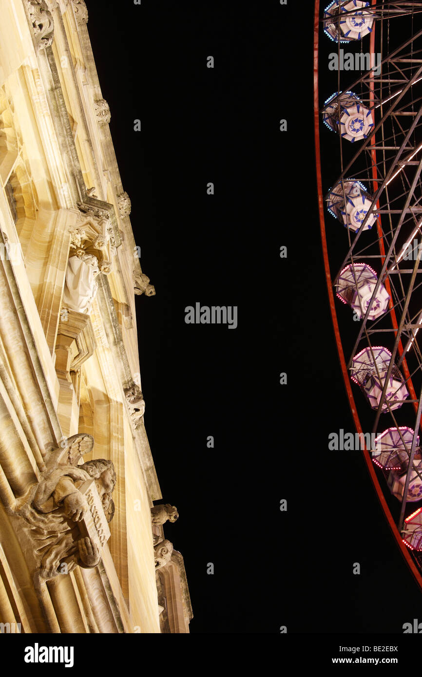 Edificio illuminato e 'Big Wheel' durante la notte, 'St Giles' Luna Park, Oxford, England, Regno Unito Foto Stock