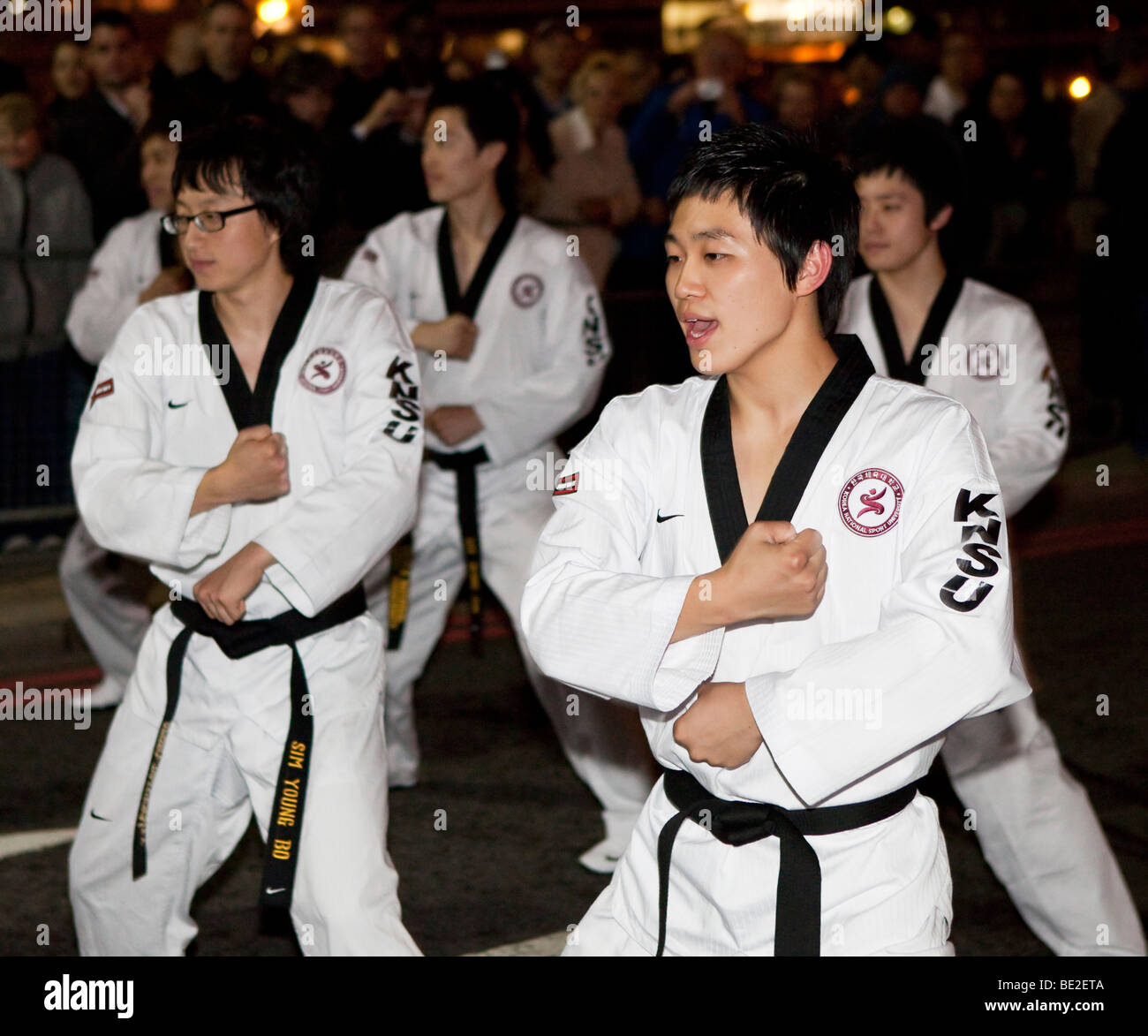 Il coreano artisti marziali al Tamigi Festival notte sfilata di Carnevale nel centro di Londra, Regno Unito Foto Stock