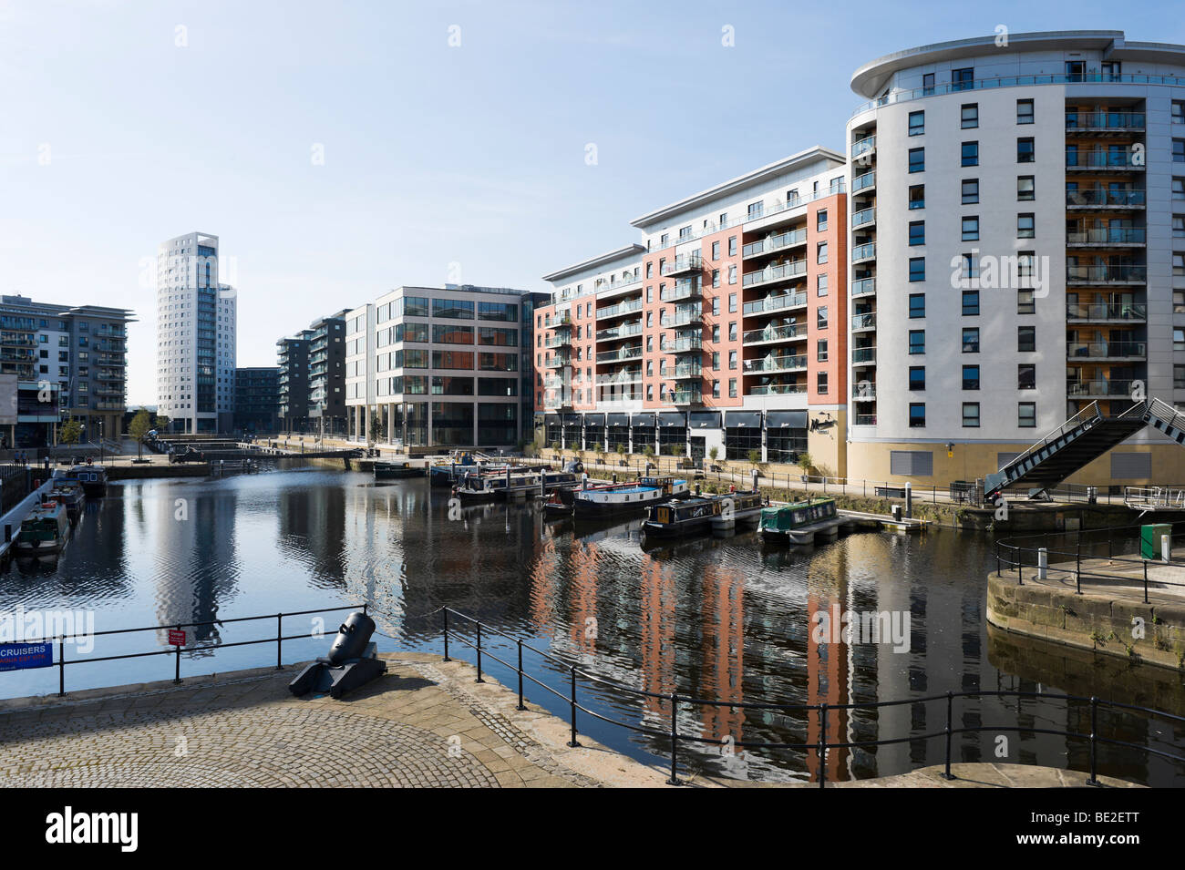 Case galleggianti e moderni appartamenti sul fiume Aire nel ristrutturato area di Clarence Dock, Leeds, West Yorkshire, Inghilterra Foto Stock