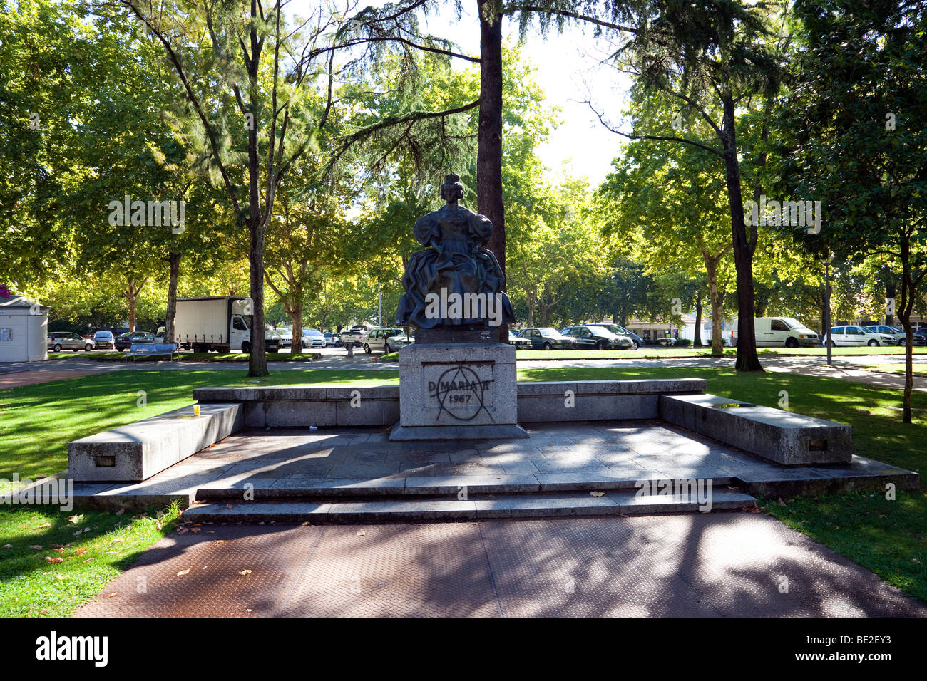 Regina Dona Maria II statua in Regina Dona Maria II Square. Vila Nova de Famalicão, Distretto di Braga, Portogallo Foto Stock
