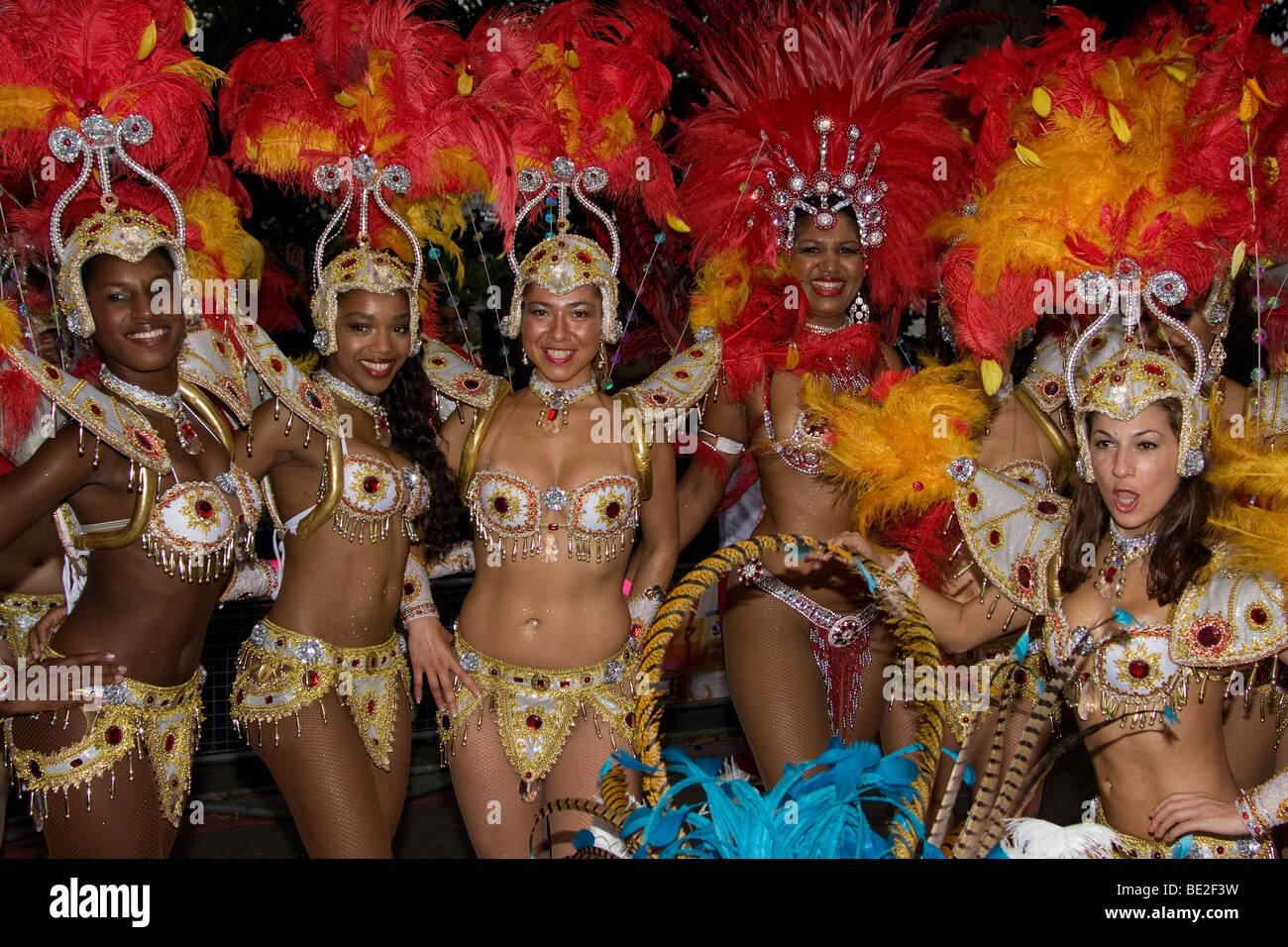 Brasil brasiliano costume peacock samba etnici ballerino Thames festival carnevale di notte Londra Inghilterra Regno Unito Europa Foto Stock