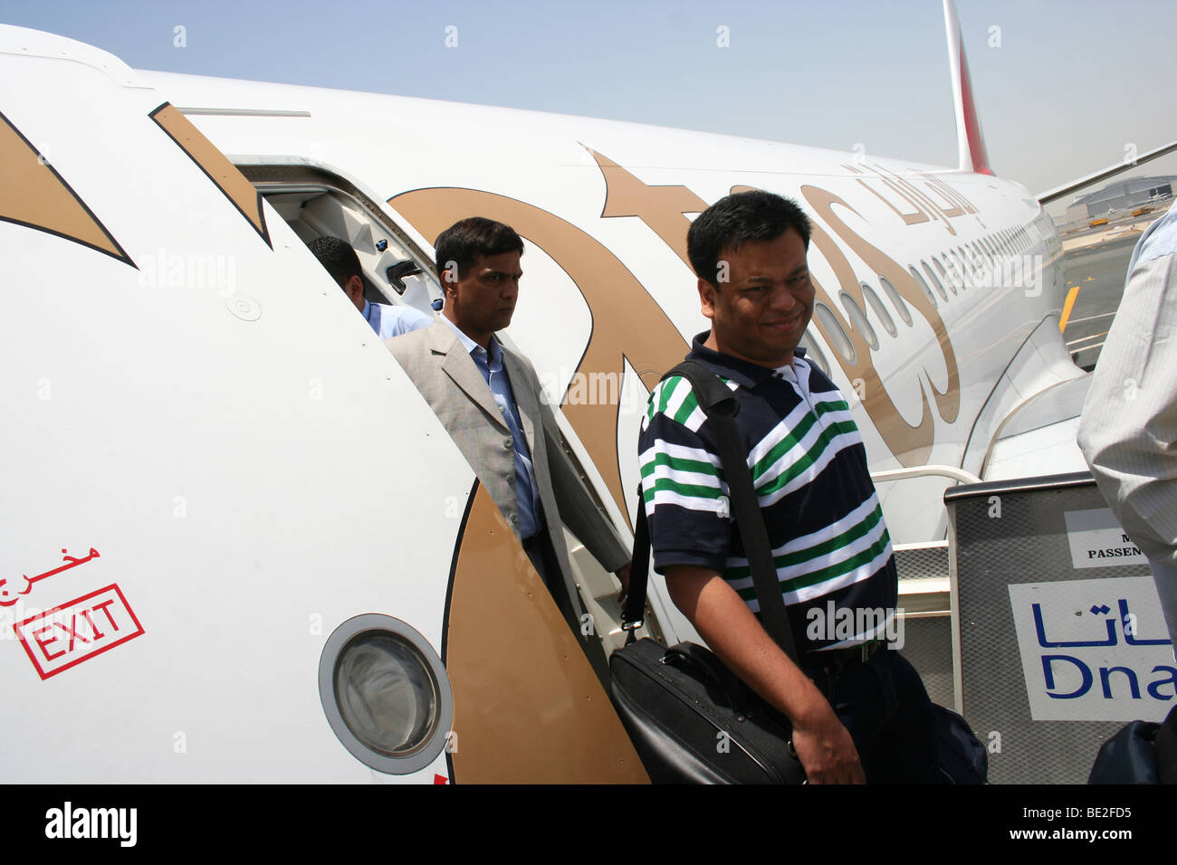 I passeggeri Emirates piano di sbarco dubai Foto Stock