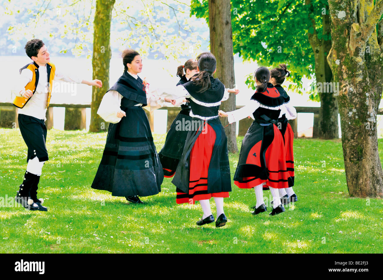Spagna, San Giacomo Titolo: tradizionale ballo folk Gruppo di Galizia a Portomarin Foto Stock