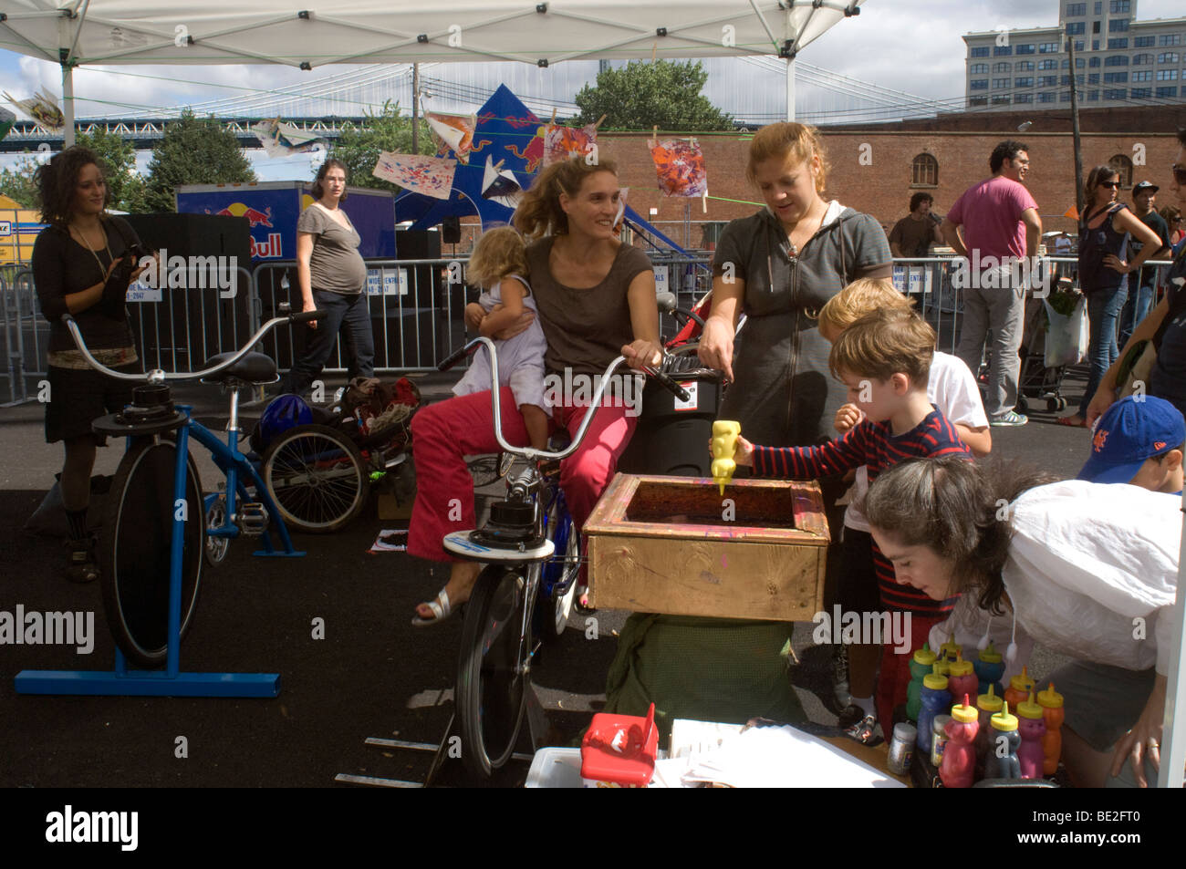 Visitatori peddle furiosamente su un pedale Powered Spin arte bicicletta per fare arte di spin di Brooklyn a New York Foto Stock