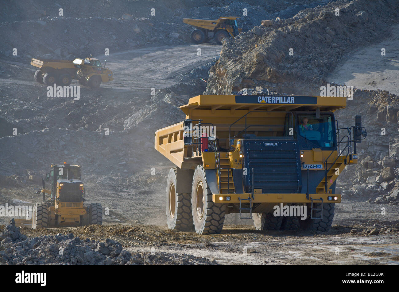 Grandi attrezzature per macchine movimento terra a cielo aperto del carbone  sito minerario, Caterpillar camion, superficie di miniere di carbone.  Restauro del Paesaggio dopo l'estrazione Foto stock - Alamy