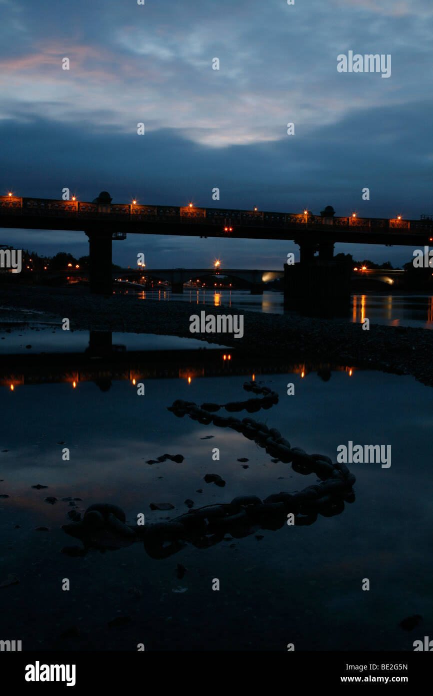 Pozze di marea a bassa marea lungo il fiume Tamigi foreshore a Putney, London, Regno Unito Foto Stock