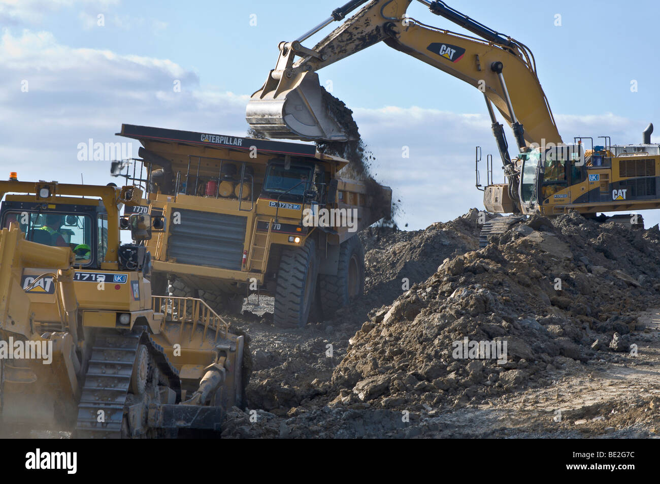 Grandi attrezzature per macchine movimento terra a cielo aperto del carbone sito minerario, Caterpillar camion, superficie di miniere di carbone. Restauro del Paesaggio dopo l'estrazione. Foto Stock