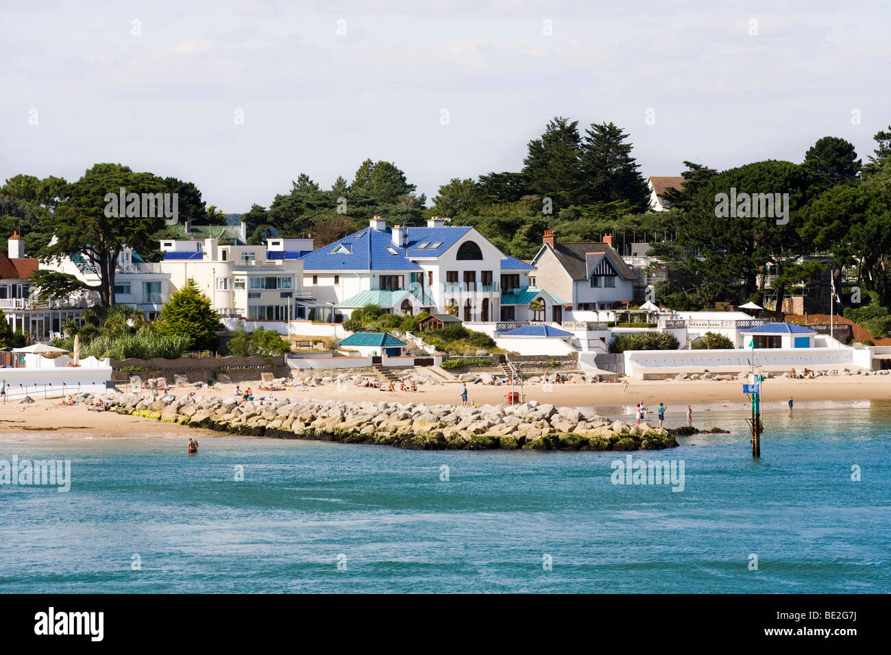 Lusso costoso proprietà fronte mare che costeggia il porto di Poole a barene, Poole, Dorset Foto Stock