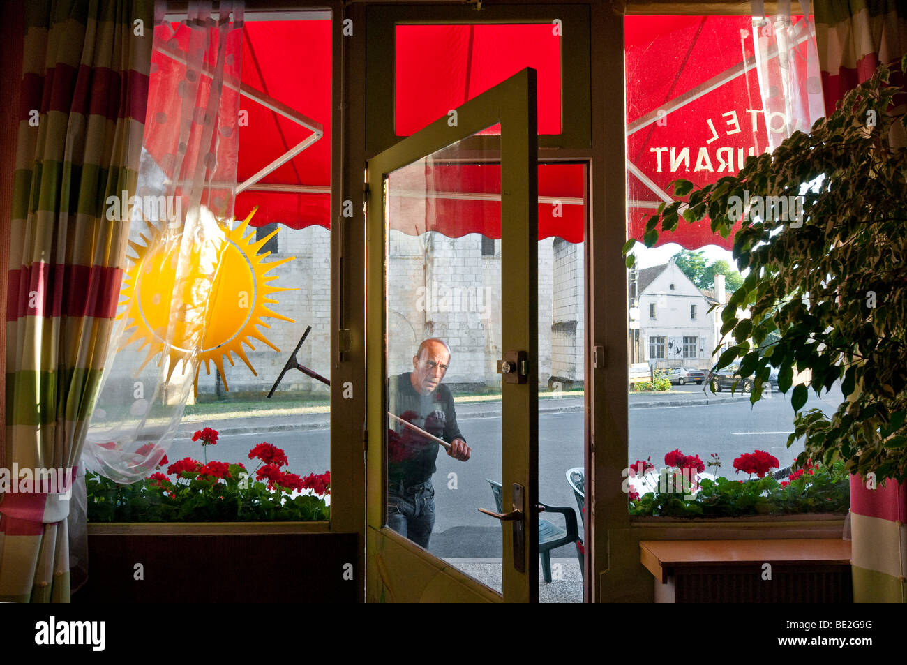 Uomo ristorante pulizia vetro con ventosa - Francia. Foto Stock