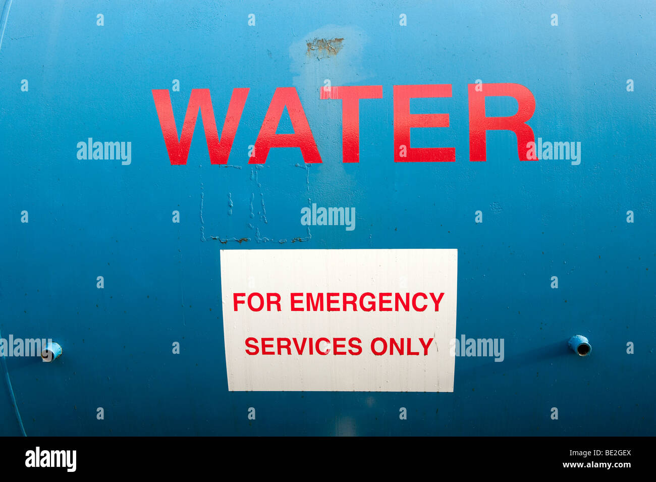 Serbatoio di accumulo dell'acqua per i servizi di emergenza Foto Stock