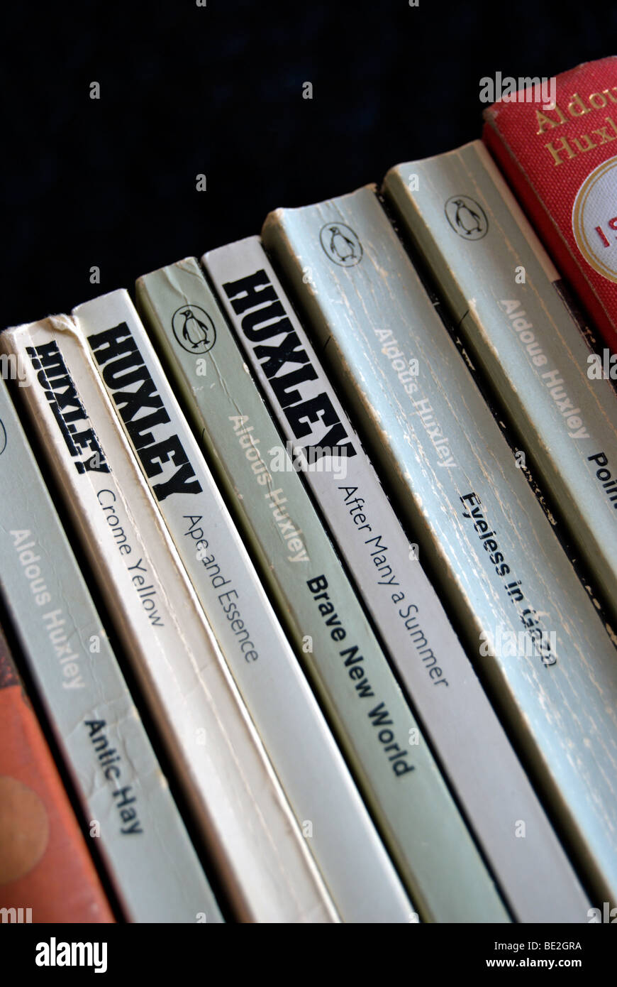 Fila di libri da british autore Aldous Huxley, compreso il suo lavoro più conosciuto, coraggioso nuovo mondo Foto Stock