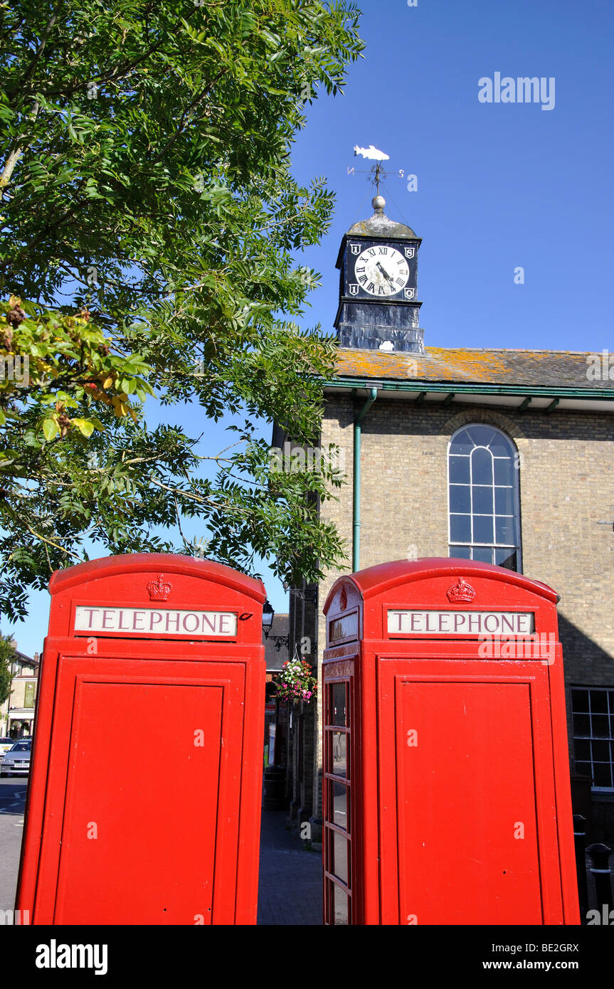 Town Hall e cabine telefoniche rosse, High Street, Stockbridge, Hampshire, Inghilterra, Regno Unito Foto Stock