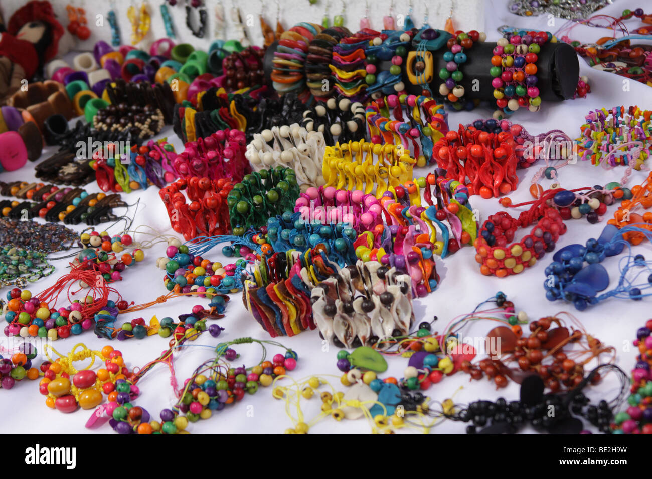 Bracciali e altri gioielli sul display in un mercato di strada nella città di Panama. Foto Stock