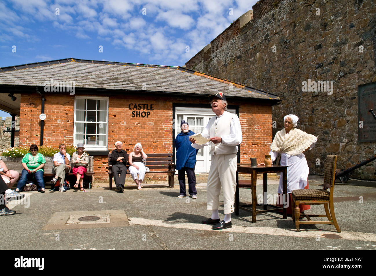 dh Castle Cornet palcoscenico play St PETER PORT GUERNSEY Guernseys Storia in azione Società di agire turisti attori persone pubblico Foto Stock