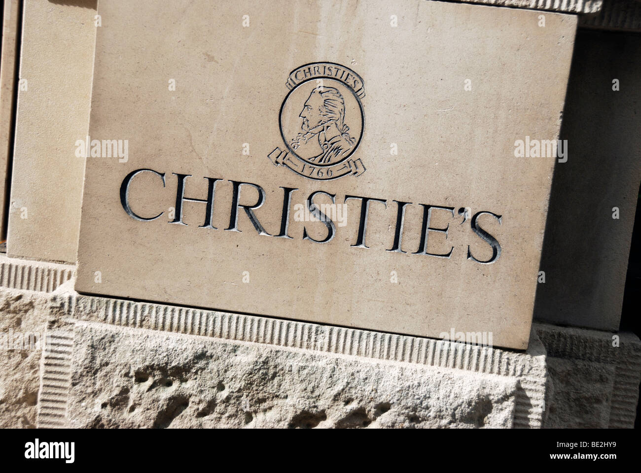 Casa d'aste Christie's segno e logo sul muro, St James's, London, England, Regno Unito Foto Stock