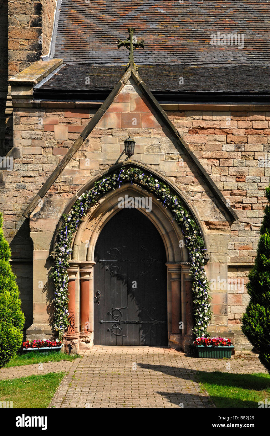 Decorazioni per matrimoni all ingresso della chiesa di Tutti i Santi, Dag Lane, Lullington, South Derbyshire, England, Regno Unito Foto Stock