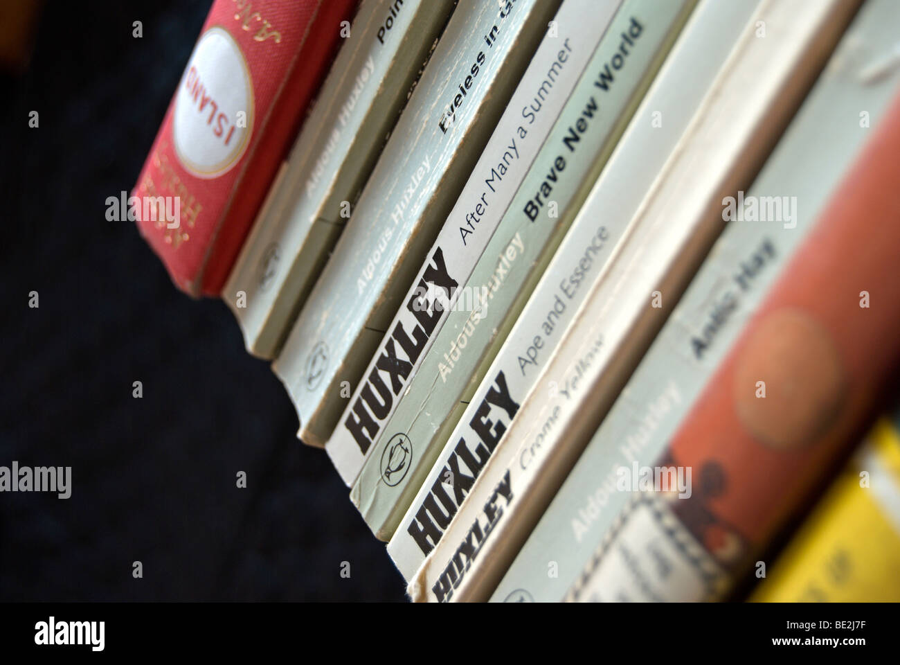 Fila di libri da british autore Aldous Huxley, compreso il suo lavoro più conosciuto, coraggioso nuovo mondo Foto Stock