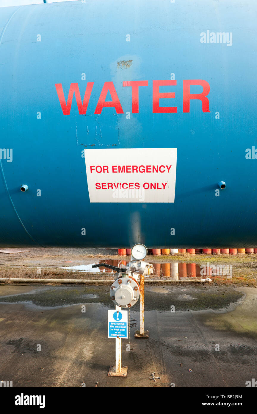 Serbatoio di accumulo dell'acqua per i servizi di emergenza antincendio Foto Stock