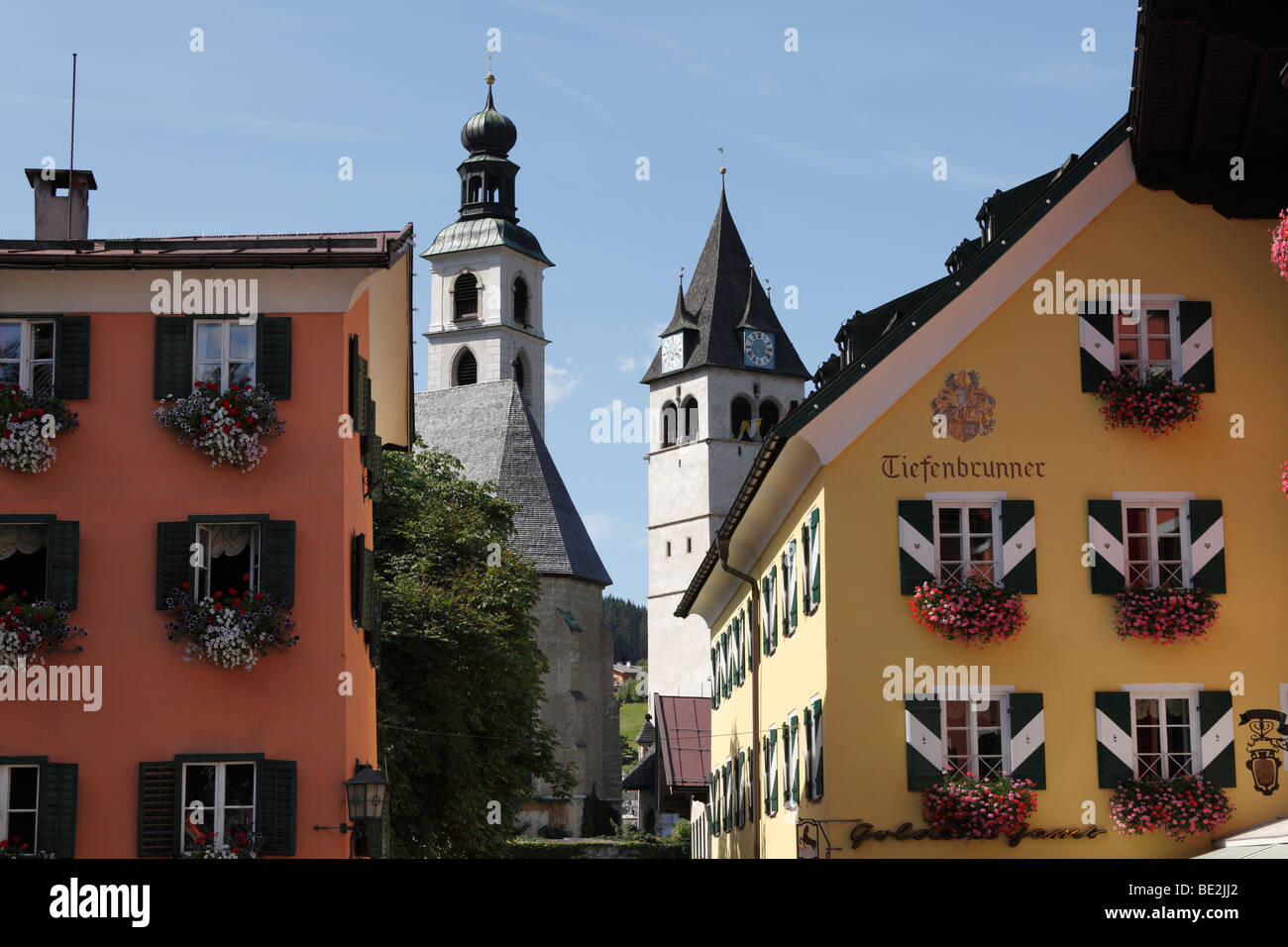 Vista dal centro storico di San Andreas chiesa parrocchiale e la Chiesa Liebfrauenkirche, Kitzbuhel, Tirolo, Austria, Europa Foto Stock